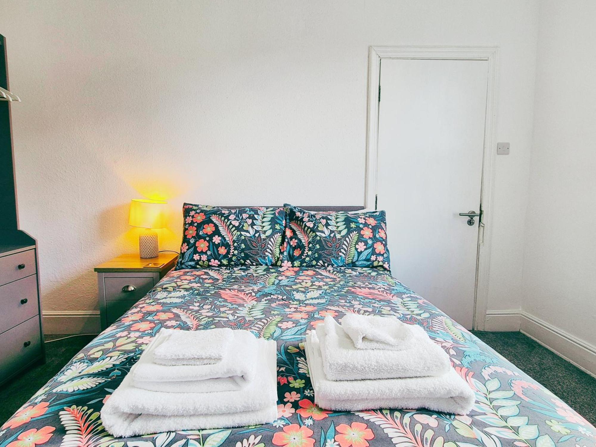 Cozy Room In Modern House Near 노팅엄 외부 사진