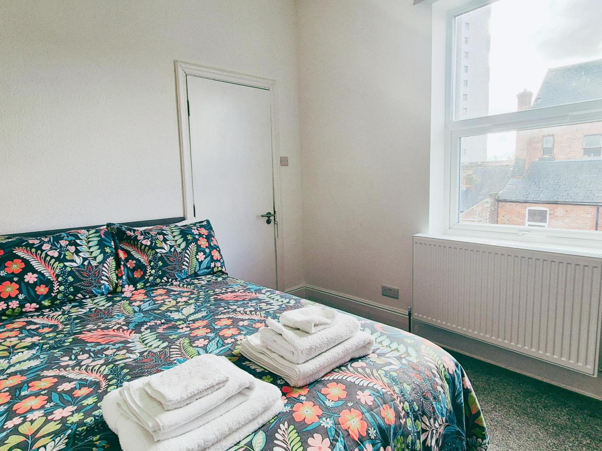 Cozy Room In Modern House Near 노팅엄 외부 사진